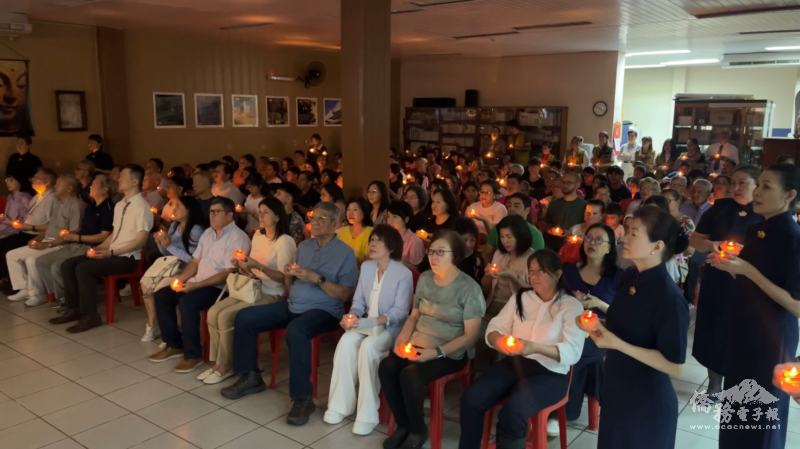 全場來賓與志工共同點燈為來年祈福