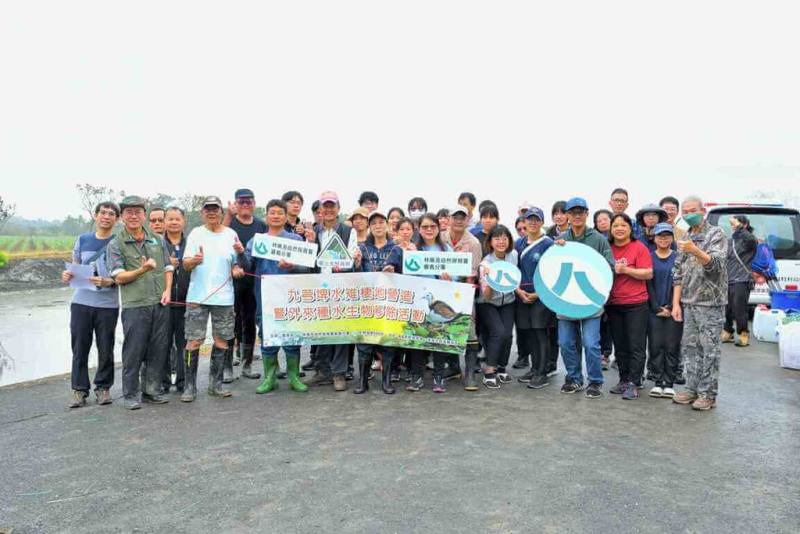 林業保育署嘉義分署20日邀集生物多樣性研究所、嘉義縣野鳥學會、塗溝社區居民與嘉南藥理大學、嘉義大學師生，一同參加九芎埤外來水生物移除，盼恢復埤塘整體生態平衡，保護水雉繁殖期雛鳥不受外來魚種威脅。（林保署嘉義分署提供）