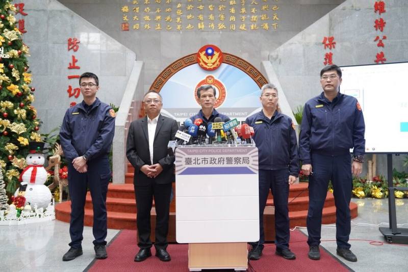台北市警察局刑事警察大隊大隊長盧俊宏（左2）22日說明，針對張文隨機攻擊事件，目前仍在持續追查、調閱金流狀況，目前查無第五縱隊相關跡象。（台北市警察局提供）
