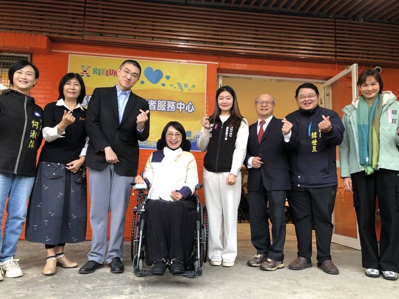 「基隆市身心障礙者服務中心」選址設於崇右影藝科技大學校園內，基隆市政府委託財團法人伊甸社會福利基金會承辦，提供身心障礙者及家庭服務諮詢、媒合等個案管理服務，22日上午舉行揭牌儀式