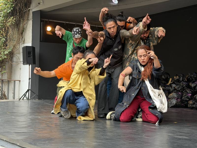 台灣表演藝術團體「小事製作」先後在孟買、德里演出，其作品MORE MORE Paradise希望傳達正能量，助人走過生命低谷。圖為「小事製作」於德里的演出