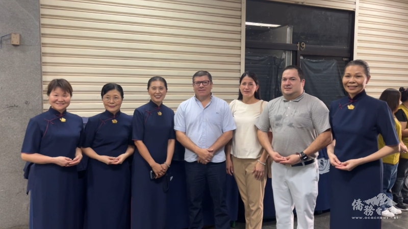 市長穆希卡（Daniel Pereira Mujica）(右四)、夫人(右三)、慈濟東方市聯絡人蔡奇如(左三)與慈濟志工