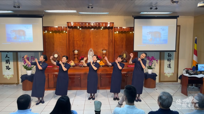 慈濟師姐們以手語表演，傳達慈濟大愛精神