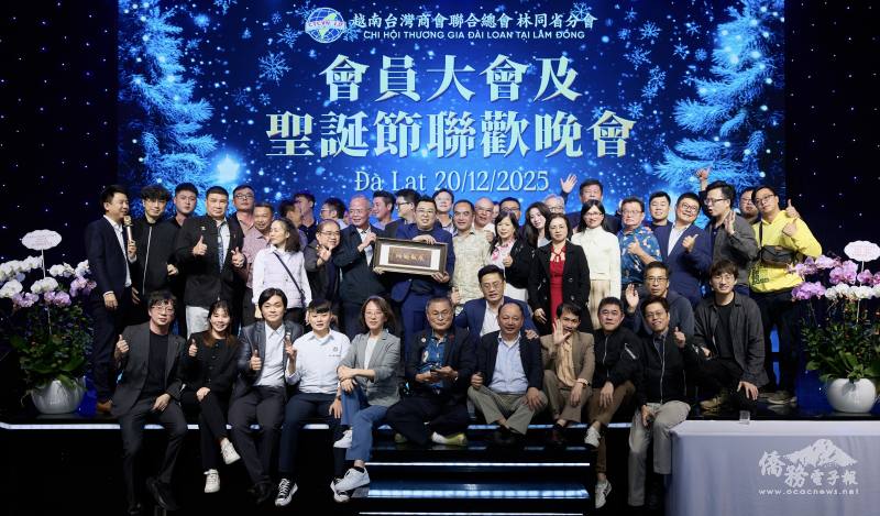 會長李鴻毅連任，與僑務委員謝明輝、亞洲臺灣商會聯合總會名譽監事長吳國本及各界貴賓合影留念