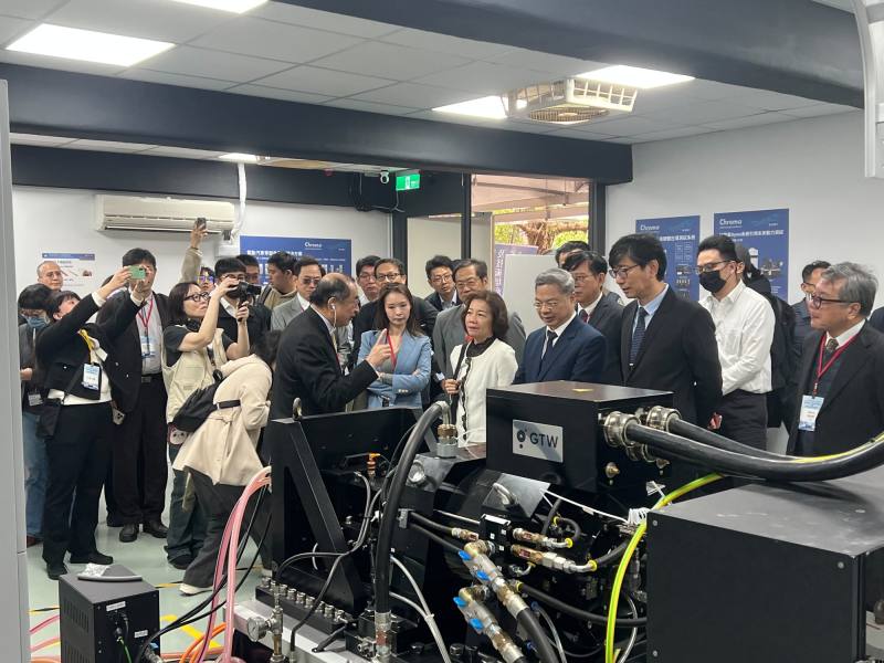 教育部楊玉惠司長、經濟部龔明鑫部長及產業代表參訪動力系統測試實驗室