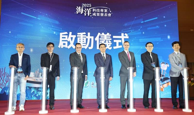 開幕儀式(左起依序為翁健二教授、國立中山大學邱永盛特聘教授、橫須賀亞太研究委員會Dr. Stephen R.Nagy政策研究主任、海洋委員會劉國列主任秘書、橫須賀亞太研究委員會資深研究員James Hartman、國立成功大學劉大綱教授、財團法人船舶暨海洋產業研發中心詹明憲副執行長)