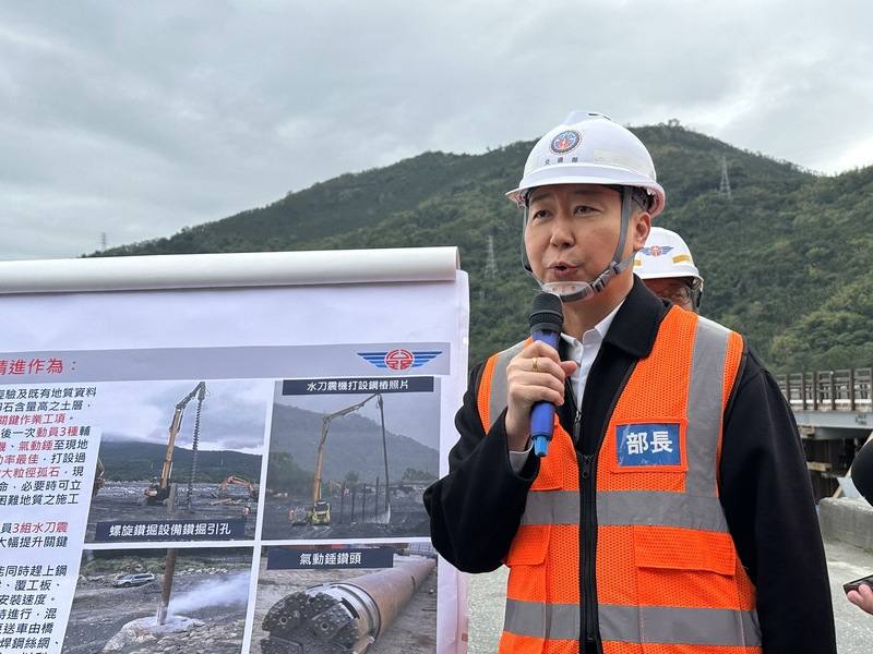 0923花蓮馬太鞍溪堰塞湖潰決，巨量土石流瞬間沖毀台9線馬太鞍溪橋，災後重建全速展開，交通部規劃3階段搶修，交通部長陳世凱22日宣布，鋼便橋提前於115年元旦通車