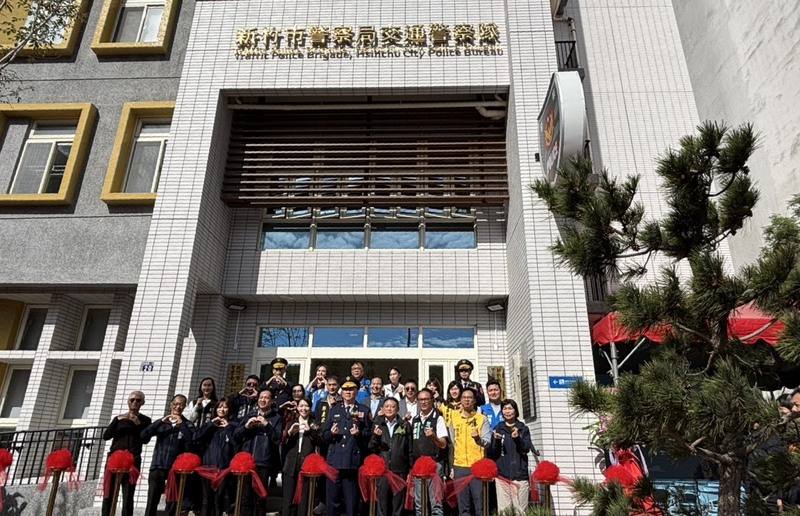 新竹市警察局交通警察隊新建辦公廳舍22日落成，市長高虹安（左5）出席說，新廳舍將改善原有空間不足與動線混亂問題，提升員警辦公品質與執勤效能，並提供便民的洽公環境