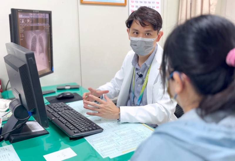 澄清醫院胸腔外科主任杜承哲（後）22日提醒，車禍或撞擊後，如果感覺胸口悶痛、呼吸困難，即使外觀無明顯傷口，仍應立即就醫檢查。（醫院提供）