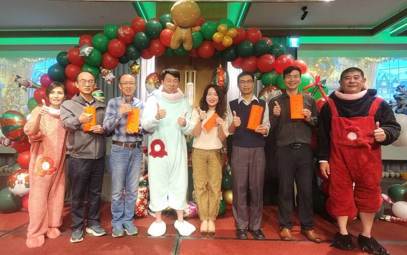 澎湖縣議會年終感恩公益聯誼活動，22日邀請縣內國中小400位弱勢小天使一起到星級飯店吃好料理，提前歡度耶誕佳節，議長陳毓仁（左4）等人致贈禮券給各校外，允諾感恩公益之旅會一直持續辦下