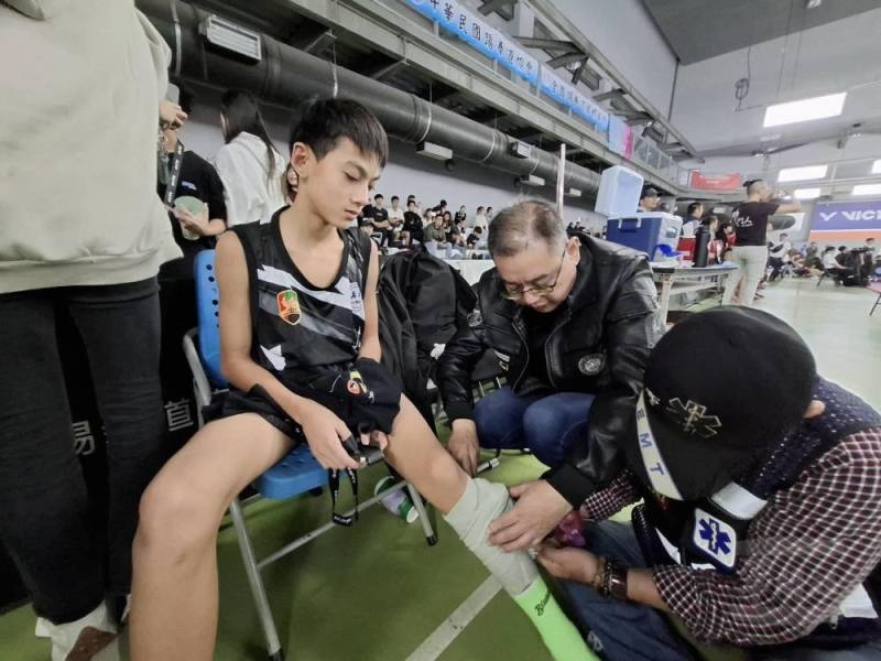 國防醫學大學21日持續協助第23屆全國踢拳錦標賽醫護工作。（國防醫學大學提供）