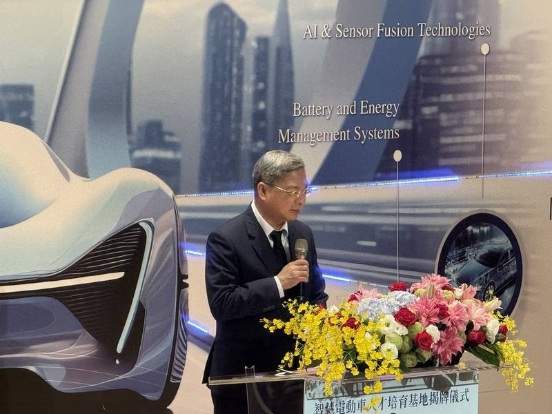 經濟部長龔明鑫出席22日「智慧電動車動力系統技術人才培育基地」揭牌典禮，分享台灣電動車發展里程碑