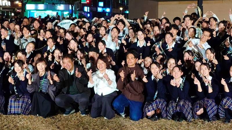 日本東京農業大學第二高等學校吹奏樂部有「翡翠騎士」之稱，21日晚間在嘉義市快閃演出，市長黃敏惠（前左4）特地到場欣賞