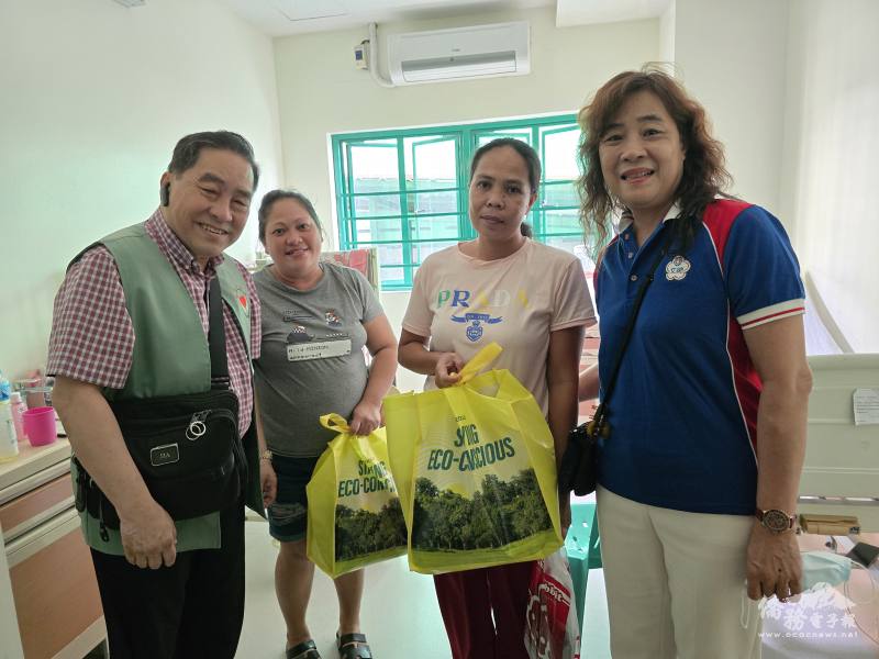 菲華關愛基金會董事長謝國萬（左1）、菲華文經總會社工組主任黃雅惠僑務委員（右1）在菲律賓國家兒童醫院將民生物資交予病患家屬