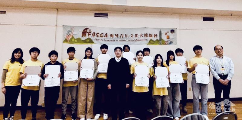 波士頓文教中心主任高家富頒發僑委會服務時數證書並嘉勉學員的努力與付出