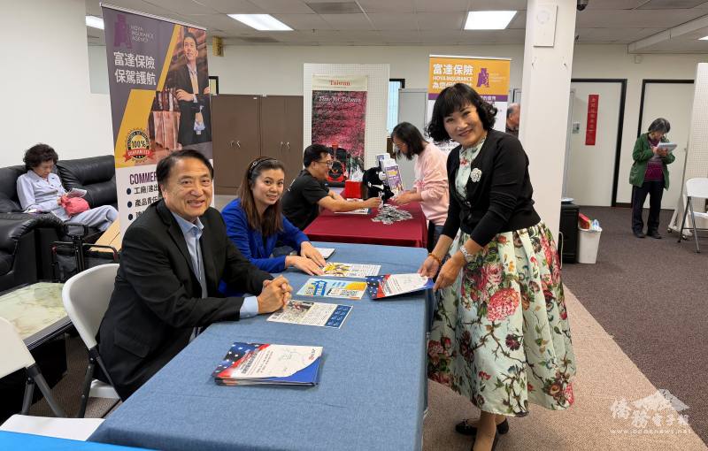 現場為僑民提供最新稅務、保險與理財資料，以及諮詢服務