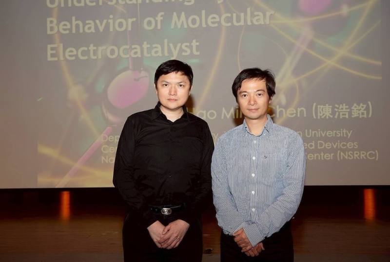 文化大學化材系主任陳輝龍（左）與台大化學系教授陳浩銘（右）的研究團隊，釐清二氧化碳電催化還原反應中銅基材料產物選擇性差異的關鍵電子機制，研究成果刊登於國際期刊「自然通訊」（Nature Communications）。（文大提供）