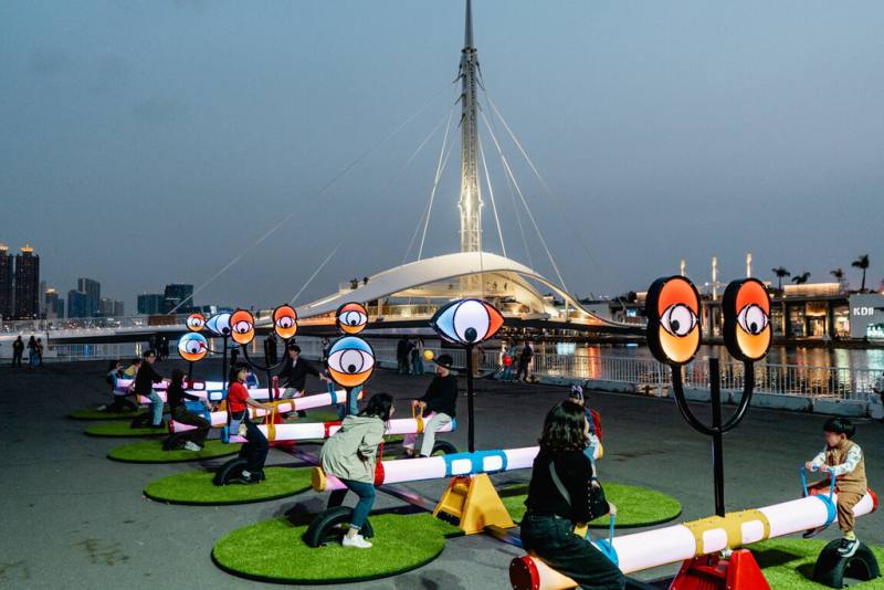 高雄駁二藝術特區在大港橋旁淺三碼頭上，打造藝術裝置「好奇翹翹板 CURIOSITY」。6座有聲光效果的翹翹板吸引不少民眾目光。（駁二提供）