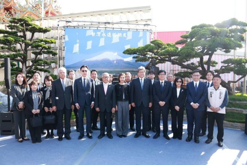 日本自民黨幹事長代行萩生田光一（前右5）與八王子市訪問團，23日到高雄紅毛港保安堂向前日本首相安倍晉三銅像致意，高雄市長陳其邁（前右4）等出席。（高雄市行政暨國際處提供）