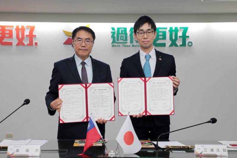 台南市長黃偉哲（左）與日本宮崎縣延岡市長三浦久知（右）22日在台南市政府代表兩市簽署友誼城市協定。（台南市政府提供）