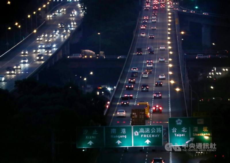 圖為國道5號車流。（中央社檔案照片）