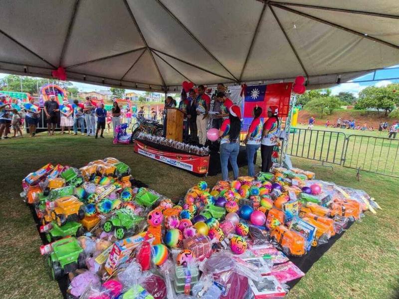 駐巴西代表廖志賢偕副參事許秋煌，20日前往特林達市訪問，並出席特林達市弱勢援助中心的耶誕慈善活動，捐贈食物籃與耶誕禮物予貧困家庭與兒童。（駐巴西代表處提供）