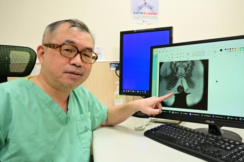 亞洲大學附屬醫院整形外科主治醫師鄭旭棠（圖）表示，觸診後再透過影像檢查，發現3寶媽手臂變粗的原因是脂肪瘤。（亞洲大學附屬醫院提供）