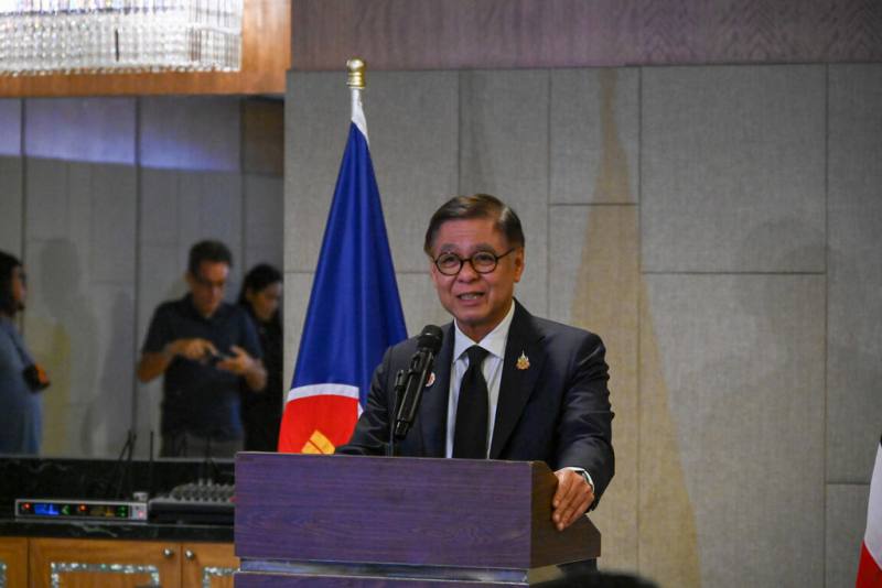 東協外長會議22日在吉隆坡登場，聚焦泰柬邊境衝突議題。泰國外長希哈薩會後向媒體表示，泰柬兩國軍方代表將於24日討論停火的可能性。（泰國外交部提供）