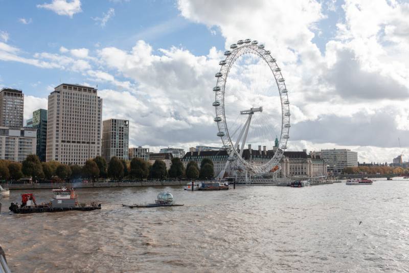 全球前10大摩天輪之一、倫敦知名地標「倫敦眼」日前逐步開展座艙更新與升級工程，被卸下的座艙以平底船沿著泰晤士河運往工廠受檢。（倫敦眼提供）