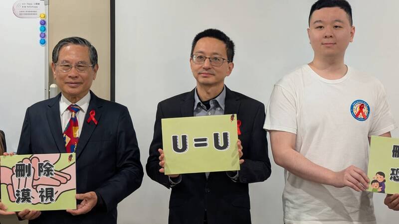 衛福部疾管署長羅一鈞（中）22日指出，今年國內HIV新增感染者有望創2003年以來新低，明年預計增1500名預防投藥名額，並擬擴大外籍永久居留者及兒少接受公費治療條件