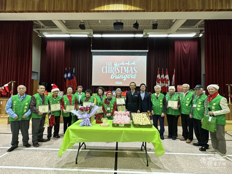 駐多倫多辦事處處長梁毅鵬(右7)及文教中心主任藍柏青 (右6)頒發卸任幹部感謝狀