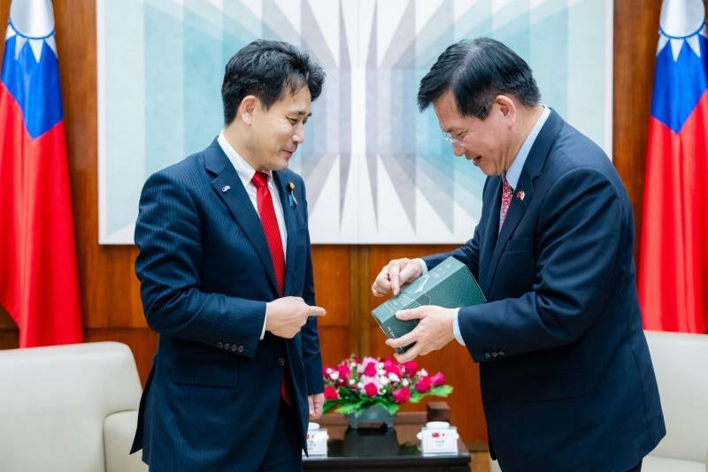 外交部長林佳龍致贈「玉山單一麥芽威士忌」予瀧波宏文議員