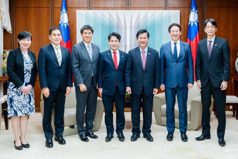 外交部長林佳龍（右三）與「日本參議院TY會台灣訪問團」合影