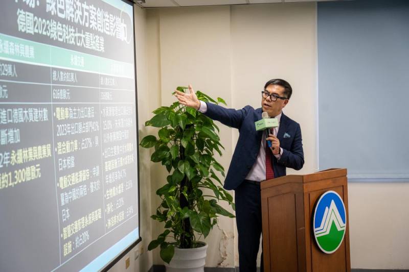 彭啓明部長出席「2025下半年綠領人才就業趨勢報告」發布會說明臺灣綠色科技妻大關鍵市場