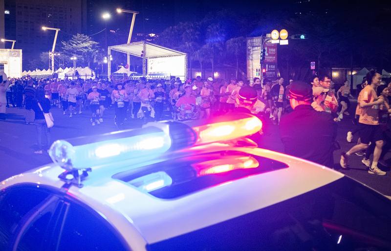 警政署22日表示，跨年前各地重大活動全面提升見警率。圖為2025台北馬拉松周圍員警戒備維護活動安全。（中央社檔案照片）