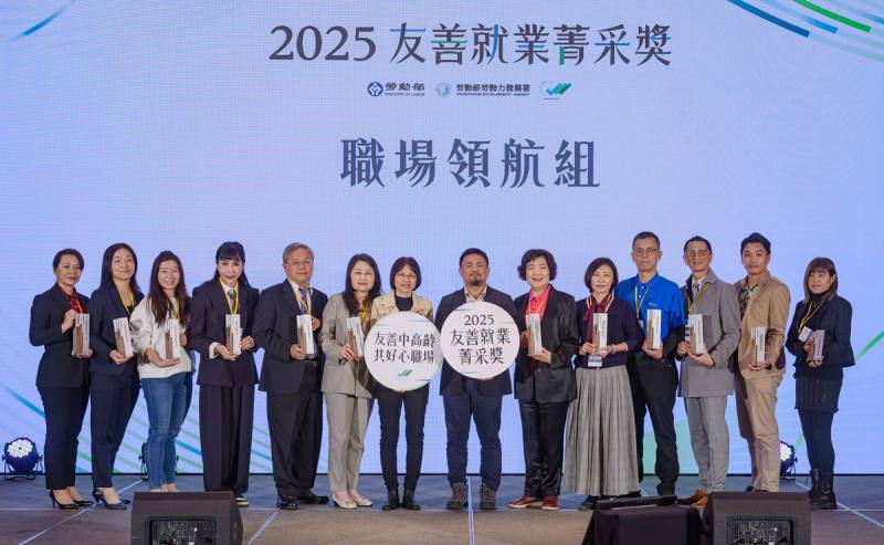 勞動部部長洪申翰及勞動部勞動力發展署署長黃齡玉與12位職場領航組獲獎代表合影