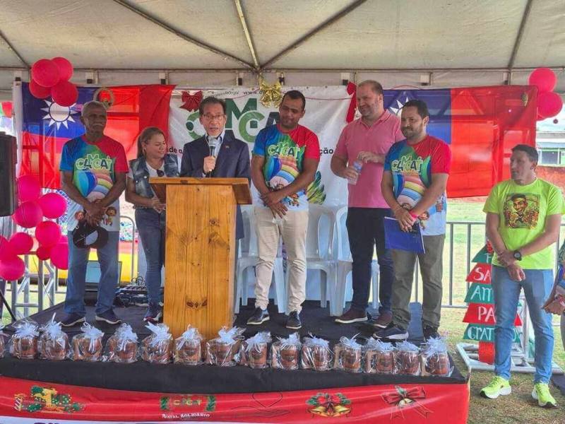 駐巴西代表廖志賢（講台者）出席特林達市弱勢援助中心耶誕慈善活動，致詞感謝並呼籲各界支持。（駐巴西代表處提供）