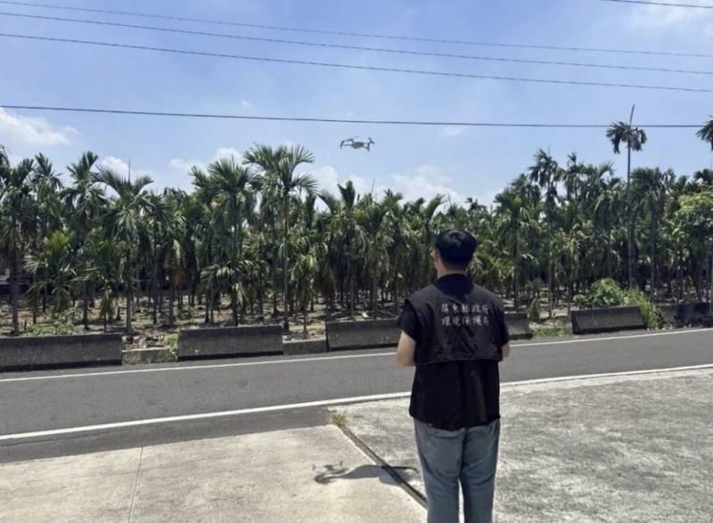 為維護空氣品質，屏東縣環保局強化露天燃燒科技執法力度，使用無人機搭配輪值人員監控，讓露天燃燒無所遁形。（屏東縣環保局提供）