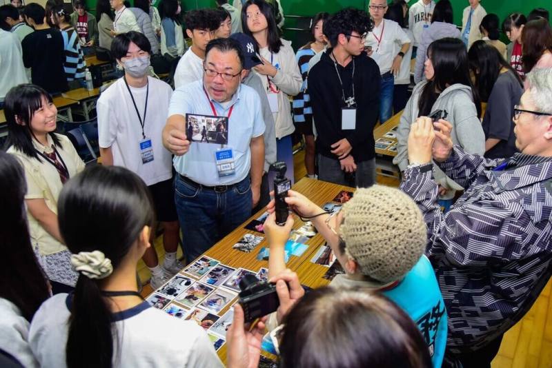 華梵大學攜手北海道東川町台灣事務所舉辦攝影工作坊，吸引台灣近百名高中生參加，透過培訓提升攝影實力。（華梵提供）