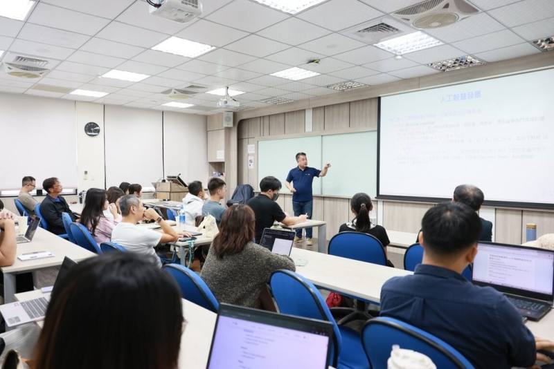 國立中山大學攜手台灣IBM推出「AI新世代：從應用創新到未來職場力」微學分課程，以企業級AI技術與真實產業情境等，引導學生理解AI在各產業應用。（中山大學提供）