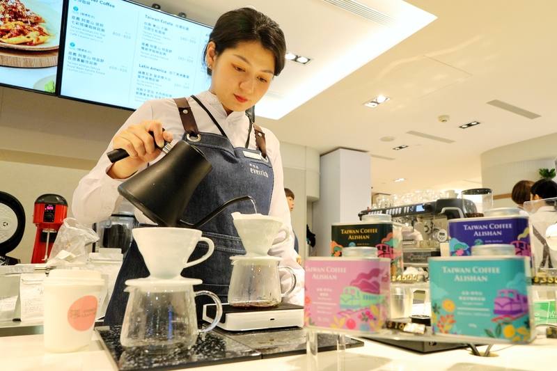 桃園國際機場免稅店與4家台灣精品咖啡莊園22日在桃機辦阿里山精品咖啡發表會，期待透過機場平台，讓更多國際旅人從1杯咖啡認識台灣