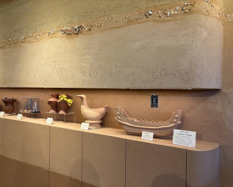 新北市立十三行博物館推出全台唯一考古咖啡廳13 CAFÉ，23日正式開幕，店內牆面運用苗栗黃土及桃園紅土等台灣天然塗料，保留土地原始色澤與礦物質感，仿考古文化層的設計也象徵時間與文化的累積沉澱