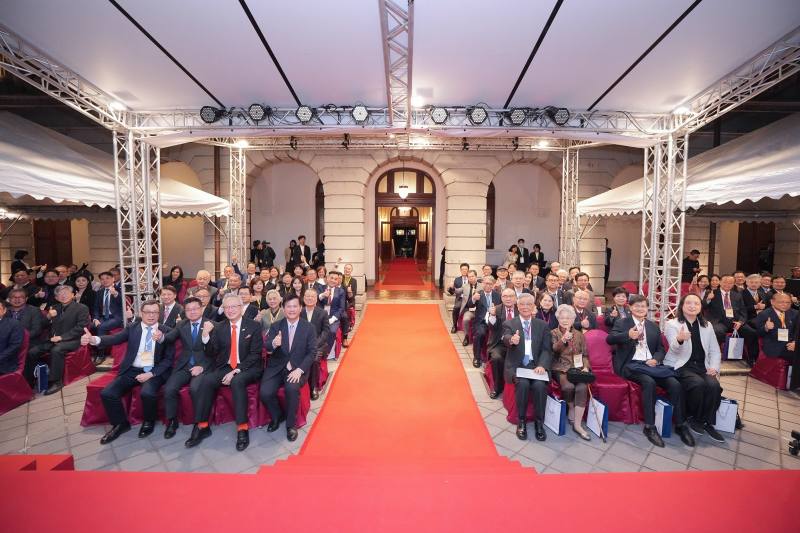 外交部長林佳龍與2025外交之友合影