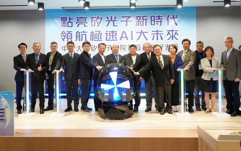 中正大學「矽光子半導體學院」籌設啟動記者會23日舉行，嘉義縣長翁章梁（左6）、民進黨立委蔡易餘（左8）、陳冠廷（左5）與中正大學校長蔡少正（左7）一同啟動儀式