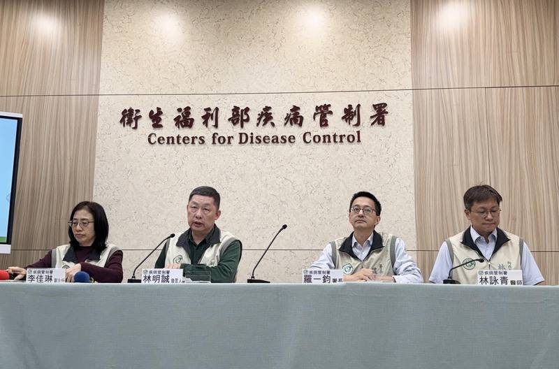 衛生福利部疾病管制署23日公布最新監測資料顯示，國內流感疫情持平。疾管署長羅一鈞（右2）表示，114年出現少見的一波「秋季流感」流行，加上疫苗打氣旺，農曆春節前後的傳統高峰期，推測可比往年緩和