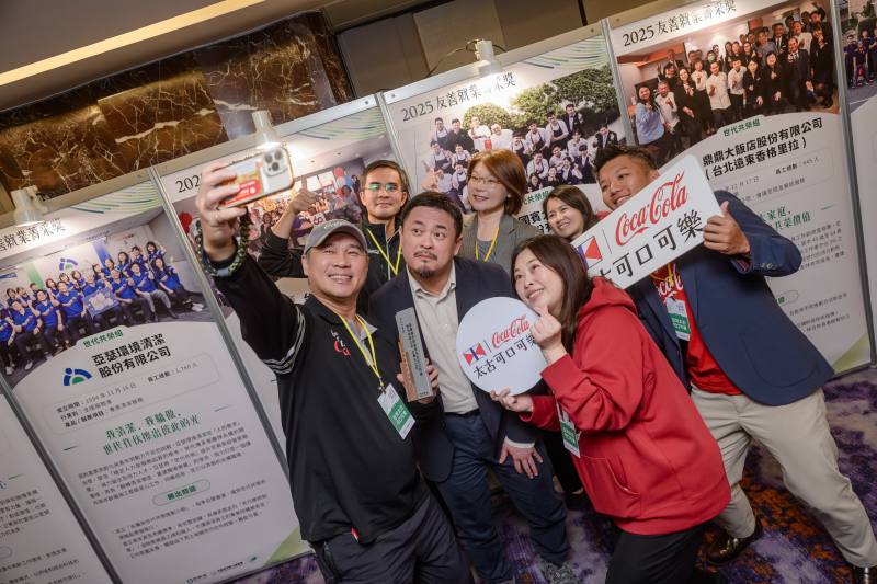 勞動部部長洪申翰於頒獎後參觀得獎事蹟展板並與獲獎單位合影