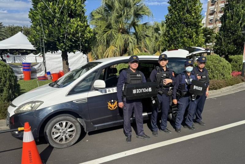 花蓮縣政府24日起在府前公園舉行2025幸福耶誕城市集，有鑑於台北隨機傷人事件，警方全面提升警戒層級，包含設置機動派出所、成立武裝應變小組等，活動期間將全程攜帶械彈、臂盾、密錄器及蒐證器材。（花蓮警分局提供）