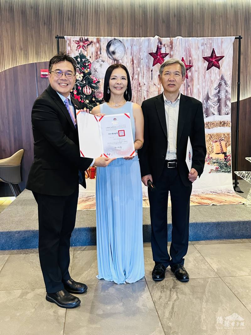 駐邁阿密辦事處處長周啟宇與僑務秘書黃士聰頒發感謝狀予大奧蘭多臺灣商會會長李麗玲