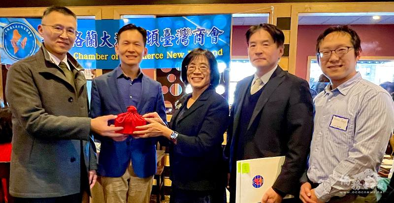 駐波士頓辦事處處長廖朝宏（左二）主持印信交接儀式，王志維（左一）卸任會長，賴怡音（中）接任會長。波士頓文教中心主任高家富（右二）代表僑委會委員長徐佳青送上感謝狀與賀狀。右一為連任副會長彭聲翔