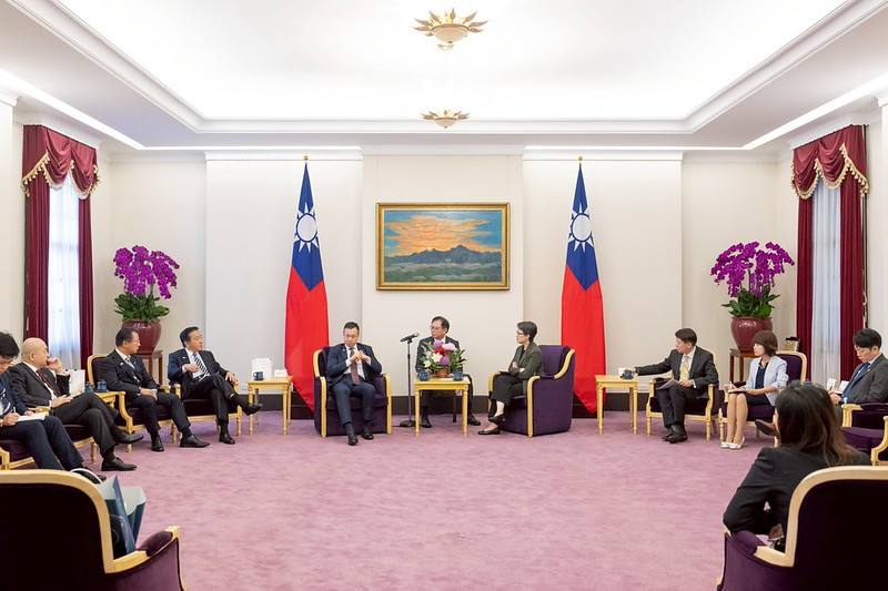 副總統接見「日本前法務大臣鈴木馨祐眾議員乙行」，並相互交流